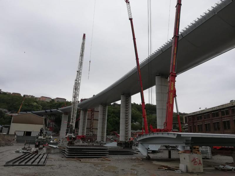 <p>21. April 2020, Italien, Genua: Die letzten Bauarbeiten an der neuen Autobahnbrücke.</p>