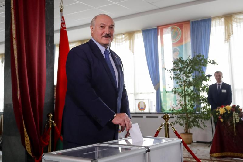 <p>Alexander Lukaschenko gibt seinen Stimmzettel während der Präsidentschaftswahlen in einem Wahllokal ab.</p>