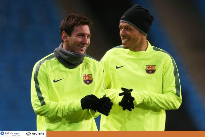 <p>Adriano mit Barcelona-Superstar Lionel Messi</p>
