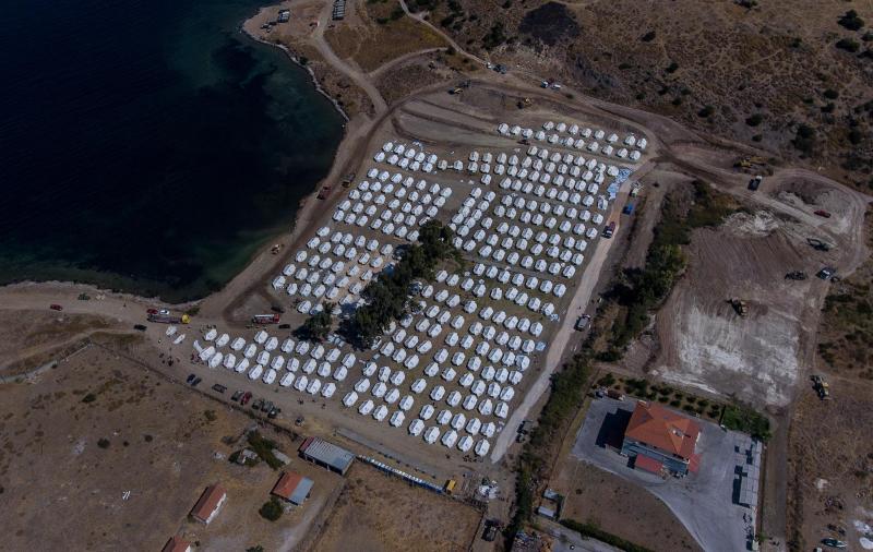 <p>Neu aufgebaute Zelte für die Umsiedlung von Migranten und Flüchtlingen stehen im provisorischen Zeltlager Kara Tepe wenige Kilometer nördlich der Ortschaft Mytilini.</p>