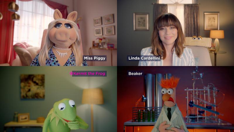 <p>Miss Piggy (l-r), Linda Cardellini, Kermit der Frosch und Beaker in einer Szene aus „Und jetzt: Die Muppets!“</p>