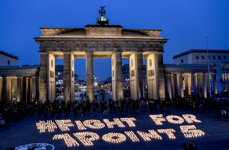 <p>Aktivisten von „Fridays for Future“ haben vor dem Brandenburger Tor mit Kerzen den Schriftzug „#Fight for 1Point 5“ gebildet. Anlässlich des fünfjährigen Jubiläums der Unterzeichnung des Pariser Klimaabkommens wollen sie damit an die angestrebte 1,5 Grad-Grenze für die Klimaerwärmung erinnern.</p>
