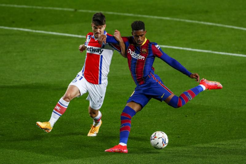 <p>Barcelonas Junior Firpo (rechts) kämpft um den Ball mit PSGs Ander Herrera.</p>