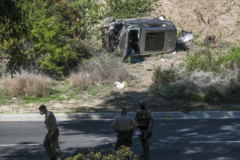 <p>Ein beschädigtes Fahrzeug liegt nach einem Unfall auf der Seite. Golf-Superstar Tiger Woods war bei einem schweren Autounfall in Los Angeles an den Beinen verletzt und im Krankenhaus direkt operiert worden.</p>