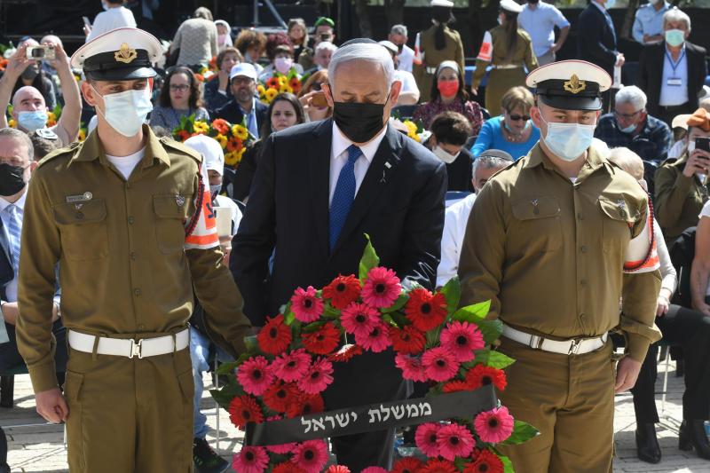 <p>Benjamin Netanjahu (M), Ministerpräsident von Israel, legt während einer Zeremonie anlässlich des jährlichen Holocaust-Gedenktages in der Holocaust-Gedenkstätte Yad Vashem einen Kranz nieder.</p>
