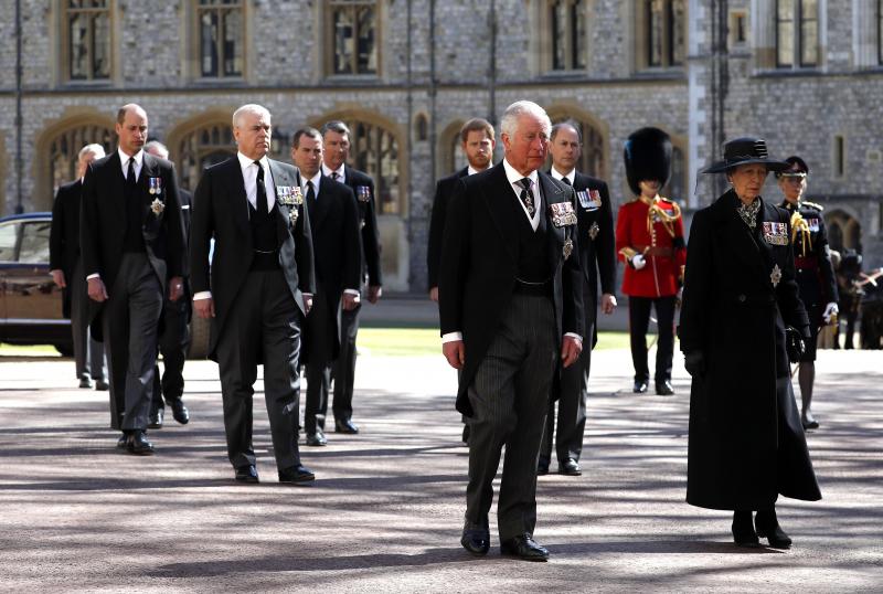 <p>Prinz William (l), Prinz Andrew (2.v.l), Peter Phillips (3.v.l), Prinz Harry (5.v.l), Prinz Edward (4.v.r), Prinz Charles (5.v.r) und Prinzessin Anne (2.v.r) folgen dem Sarg.</p>