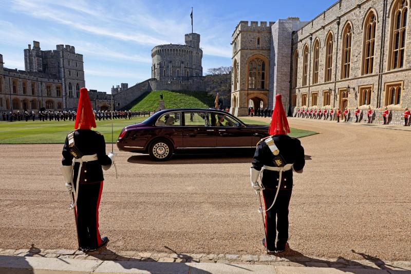 <p>Königin Elizabeth II. trifft vor der St.-Georgs-Kapelle auf Schloss Windsor ein.</p>