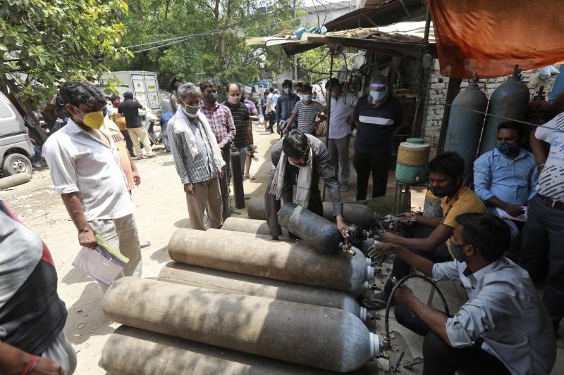 <p>Menschen stehen Schlange, um Sauerstoffflaschen aufzufüllen. Indien transportierte Sauerstofftankwagen auf spezielle Schnellzügen in die Stadt, als große Krankenhäuser in Neu-Delhi in den sozialen Medien um mehr Nachschub baten, um Corona-Patienten mit Sauerstoffmangel zu retten.</p>