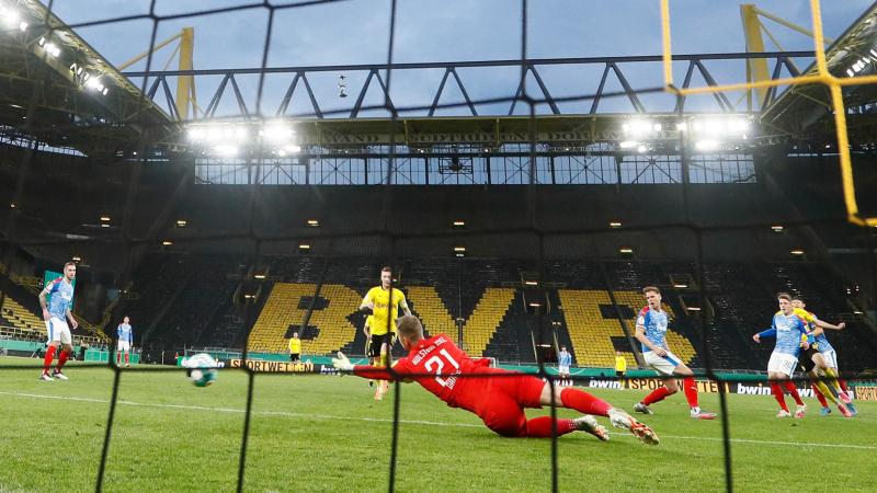 <p>Dortmunds Giovanni Reyna (2.v.r.) erzielt den Treffer zum 1:0 gegen Kiels Torwart Thomas Dähne (vorne).</p>