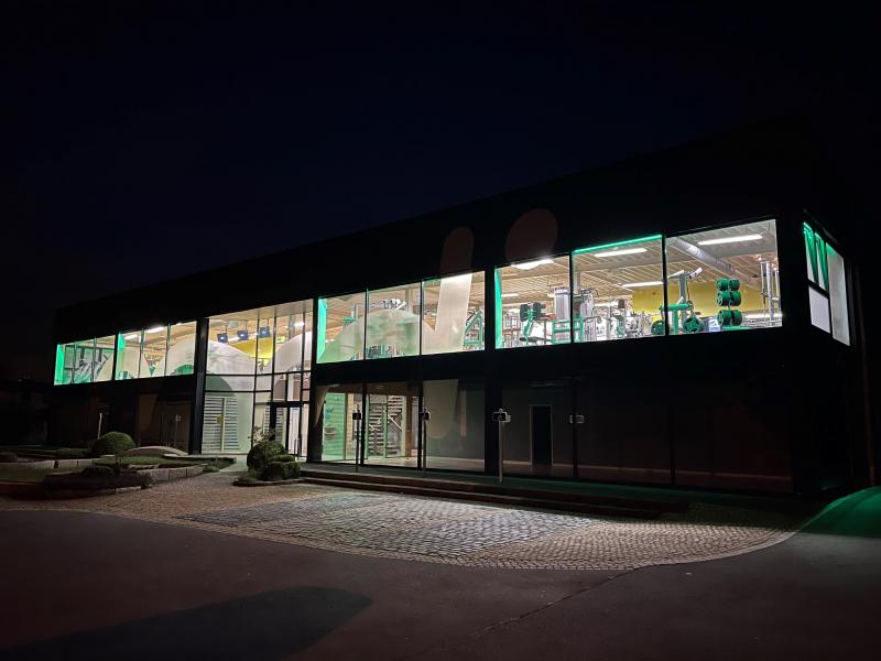 <p>In der Nacht zum Mittwoch sind die Lampen im Medifit angeblieben, um zu zeigen: „Wir sind wieder da!“.</p>