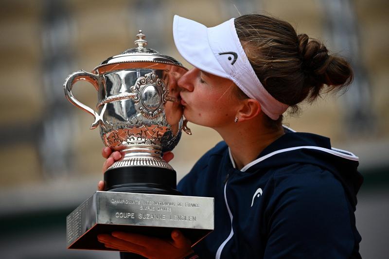 <p>Krejcikova schaffte als erste Spielerin seit 21 Jahren und als siebte insgesamt das Kunststück, sowohl im Einzel als auch im Doppel die Trophäen bei den French Open zu holen.</p>