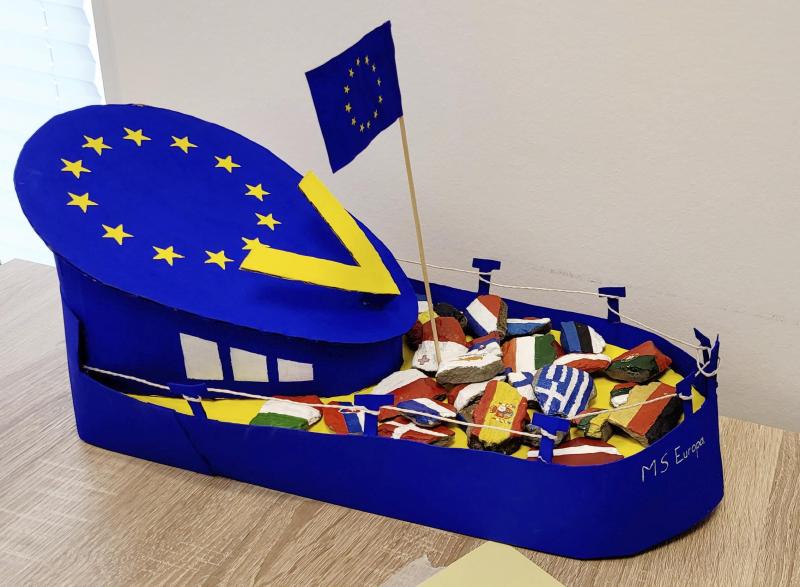 <p>Die Studentin Hannah Pye hat Europa in Form eines Bootes dargestellt, welches die Mitgliedstaaten durch die Coronakrise lenkt und in Zukunft gemeinsame Ziele ansteuert.</p>