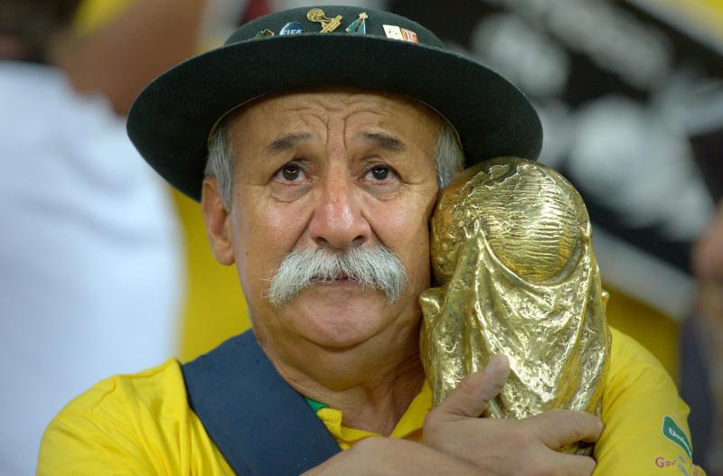 <p>Der trauernde Brasilien-Fan mit dem WM-Pokal</p>