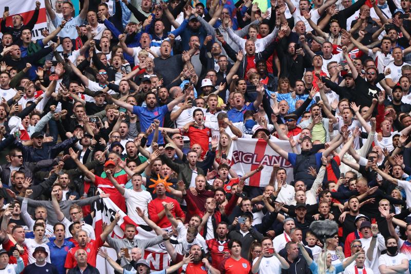 <p>Fans feiern vor dem Achtelfinalspiel zwischen England und Deutschland.</p>