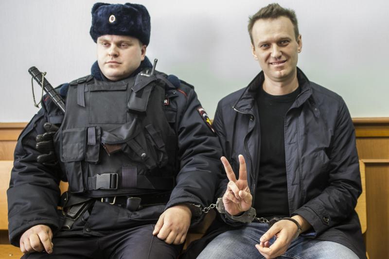 <p>Kremlgegner Alexej Nawalny (rechts) zeigte ein Victory-Zeichen, während er neben einem Sicherheitsbeamten im Gericht saß.</p>