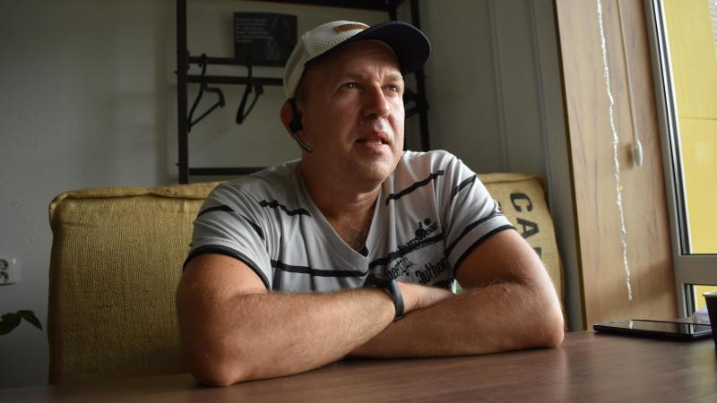 <p>Der Vater, Witali, eines zu einer Gefängnisstrafe verurteilten Studenten sitzt in einem Café in Minsk. Sein Sohn wurde nach Protesten gegen Machthaber Lukaschenko festgenommen.</p>