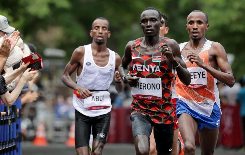 <p>Laufstar Eliud Kipchoge - hier im Duell mit Abdi Nageeye (rechts) Bashir Abdi (links) - hat als dritter Leichtathlet in der Olympia-Geschichte zum zweiten Mal Gold im Marathon gewonnen.</p>