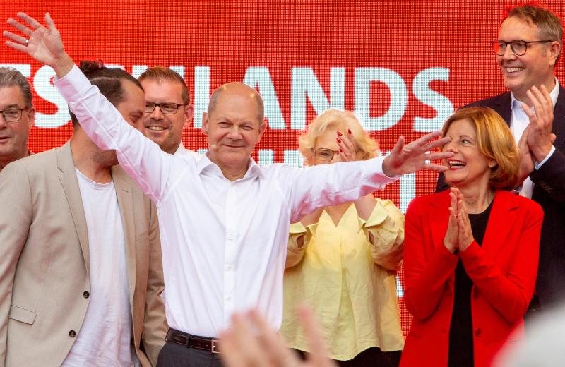 <p>Olaf Scholz (Mitte), Kanzlerkandidat der SPD, lässt sich auf seiner Wahlkampf-Tour auf dem Marktplatz in Worms feiern. Vor der Bundestagswahl in weniger als zwei Wochen liegt die SPD in Umfragen vor der Union.</p>
