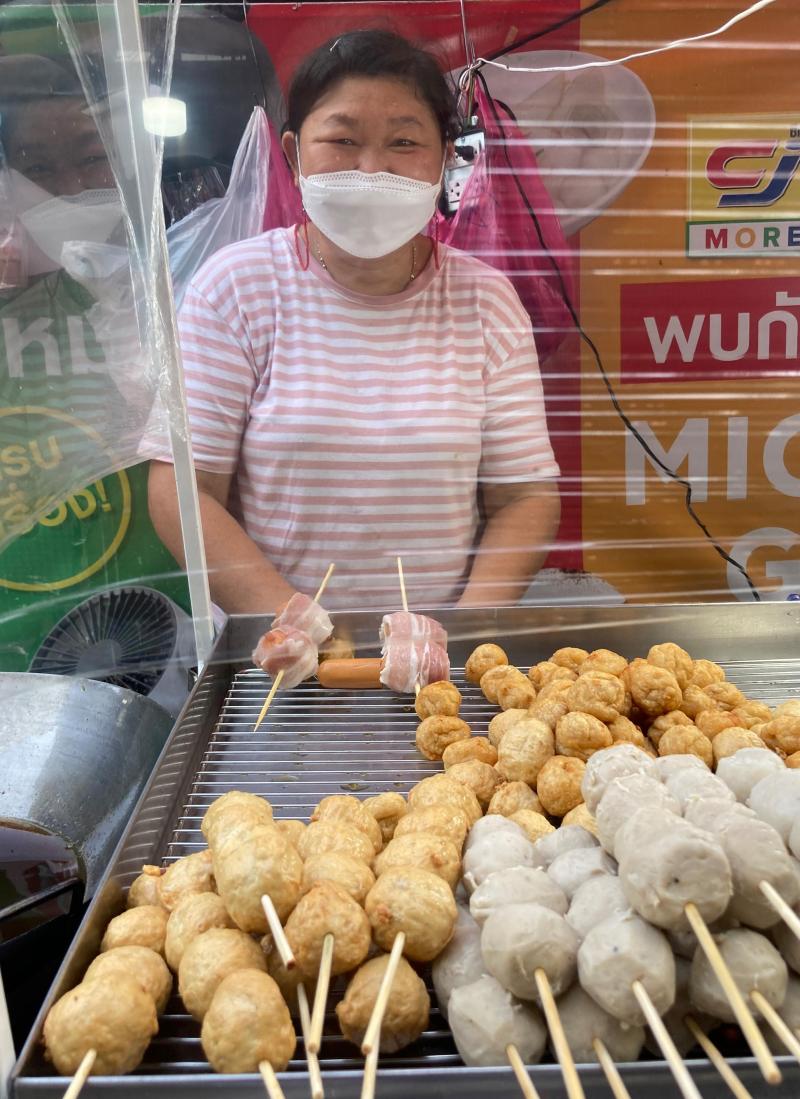 <p>Fleischbällchen auf Spießchen liegen an einem Straßenstand in Bangkok.</p>