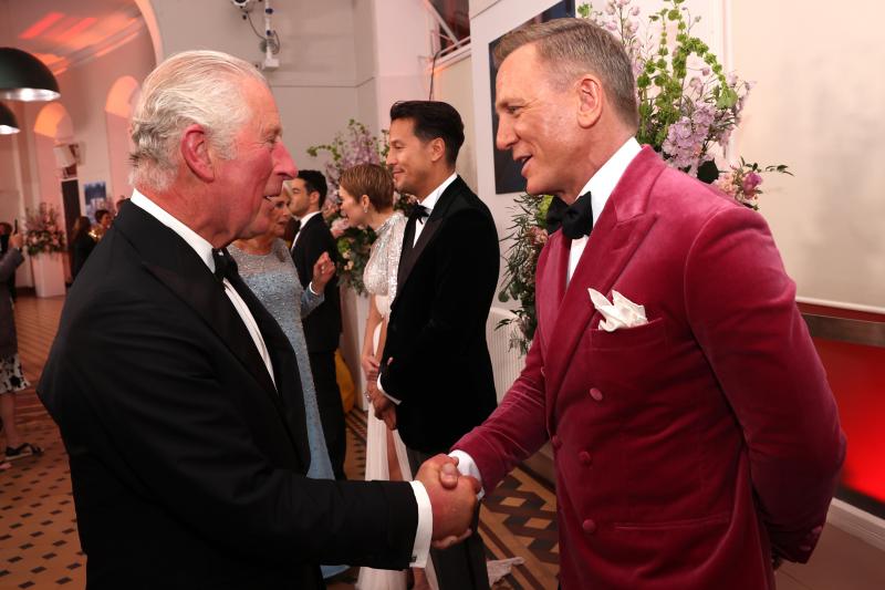 <p>Der britische Prinz Charles (l), Prinz von Wales, spricht mit Daniel Craig bei seiner Ankunft zur Weltpremiere des neuen James Bond Films „No Time To Die“ in der Royal Albert Hall.</p>