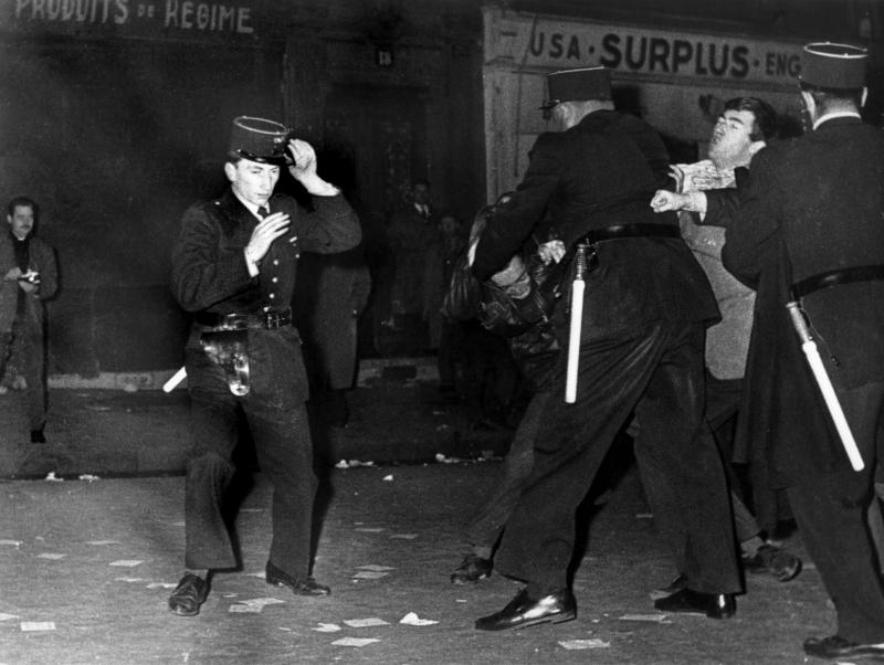 <p>Diese Aufhnahme aus dem Jahr 1960 zeigt ein Handgemenge zwischen Polizisten und Demonstranten im Pariser Studentenviertel. In Paris wie auch in anderen großen Städten in Frankreich wurde damals ein baldiger Friedensschluss mit Algerien gefordert.</p>