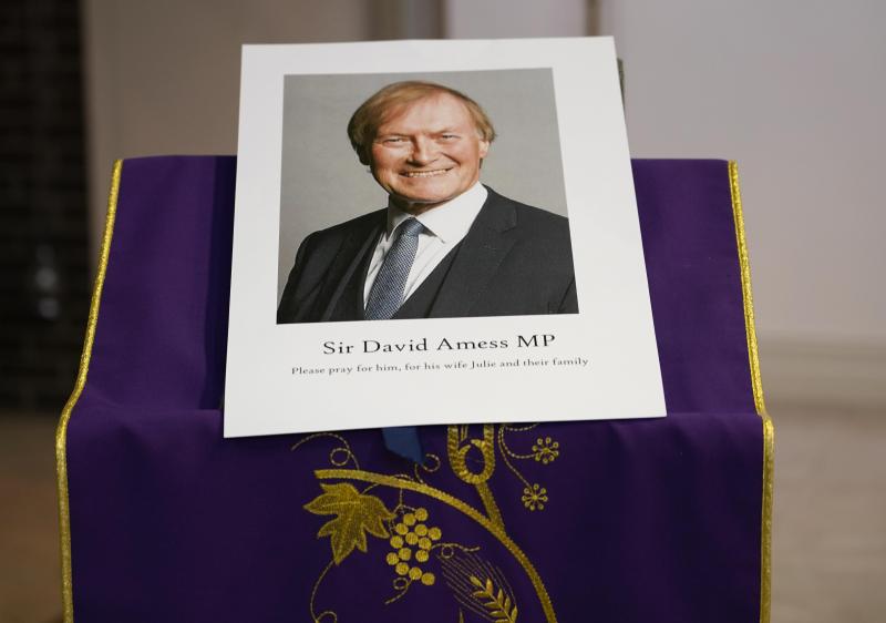 <p>Ein Bild des ermordeten britischen konservativen Abgeordneten David Amess ist während einer Mahnwache in der katholischen Kirche St. Peters aufgestellt.</p>