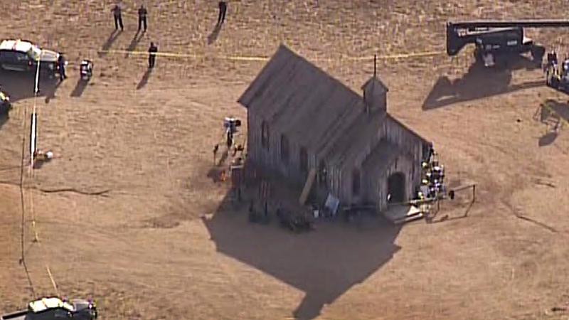 <p>Dieses Luftbild, das von KOAT 7 News zur Verfügung gestellt wurde, zeigt Beamte des Sheriffs von Santa Fe County, die zum Schauplatz einer tödlichen Schießerei kommen.</p>