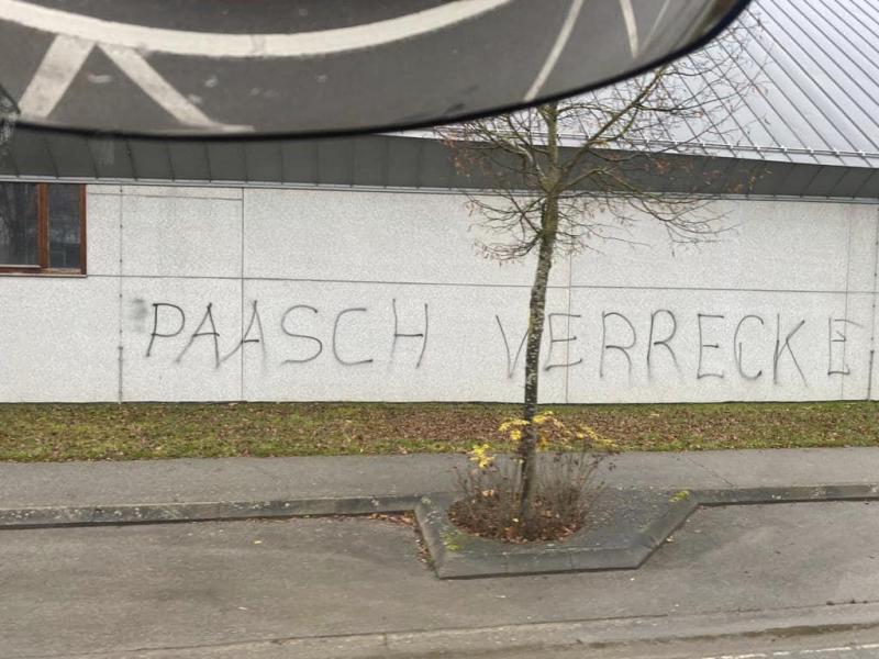 <p>Die Hassbotschaft am Triangel in St.Vith gegen Ministerpräsident Oliver Paasch</p>