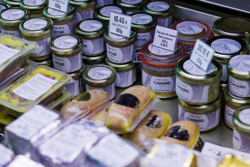 <p>Produkte aus Enten- und Gänsestopfleber liegen in der Kühltheke des Ladens „Les Foies Gras du Ried“ zum Verkauf bereit.</p>