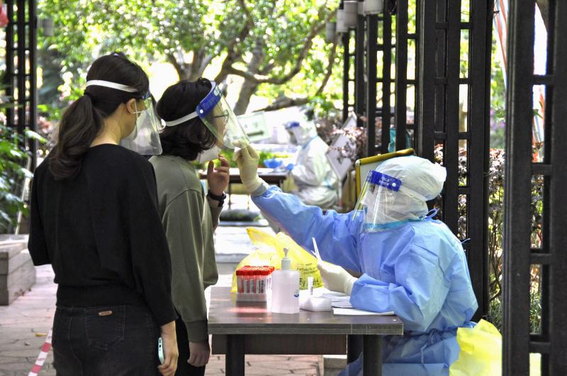 <p>Bewohner einer Wohnanlage unterziehen sich einen PCR-Tests, während die Abriegelung aufgrund des Coronavirus in der chinesischen Stadt fortgesetzt wird.</p>