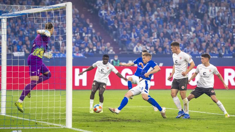 <p>Schalkes Simon Terodde vergibt hier eine Torchance, zeigte sich am Samstagabend aber wieder treffsicher.</p>