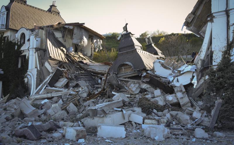 <p>Das Grande Pettine Hotel liegt in Trümmern, nachdem es von einer Rakete getroffen wurde.</p>