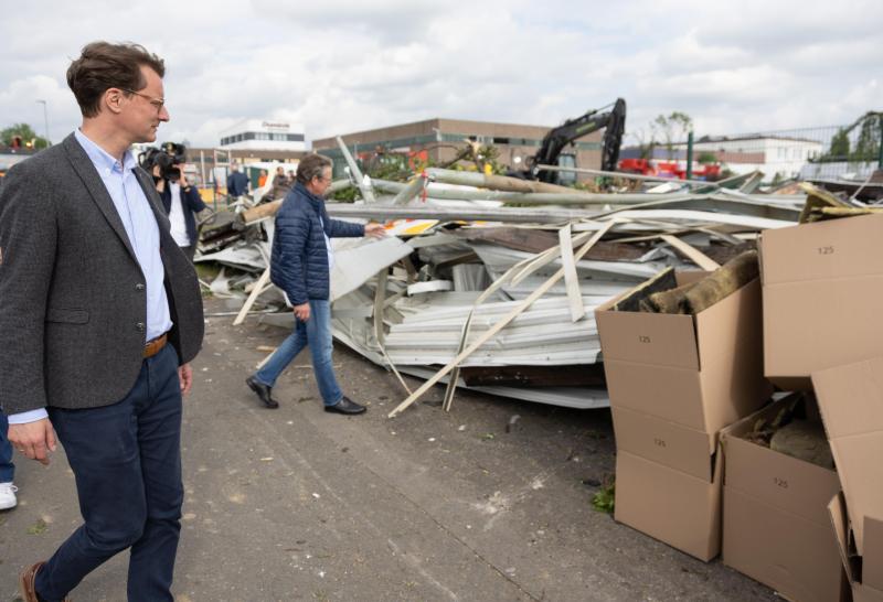 <p>Hendrik Wüst (CDU), Ministerpräsident von Nordrhein-Westfalen, blickt auf Gebäudetrümmer beim Besuch der Orte, in der ein Tornado am Freitagnachmittag massive Schäden verursacht hat.</p>