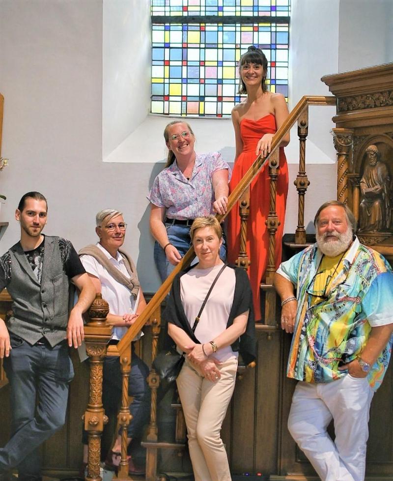<p>Die teilnehmenden Künstlerinnen und Künstler in der Bergkapelle (Boris Servais fehlte)</p>