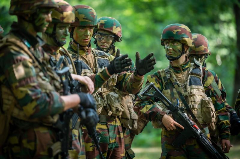 <p>Bei den Übungen musste jeder Schüler mal eine Sektion leiten. Auch Kronprinzessin Elisabeth (ganz rechts) führte eine solche Gruppe von neun Leuten durch das Camp.</p>