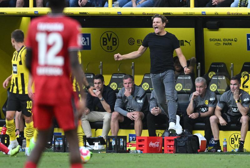<p>Dortmunds Trainer Edin Terzic agiert an der Seitenlinie.</p>