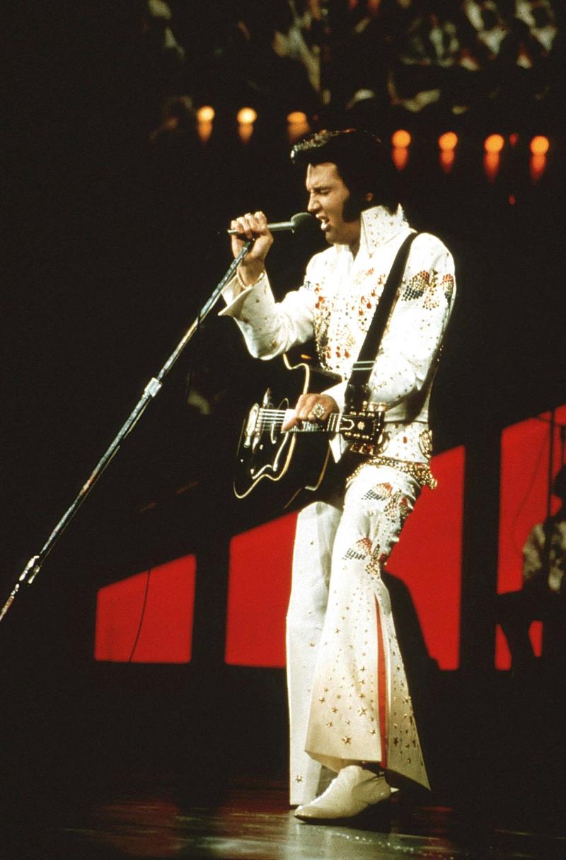 <p>Elvis Presley beim legendären Auftritt am 14. Januar 1973 in Honolulu: Es war das erste via Satellit in über 40 Länder der Erde übertragene Konzert eines Solokünstlers. Archivfotos: Imago</p>