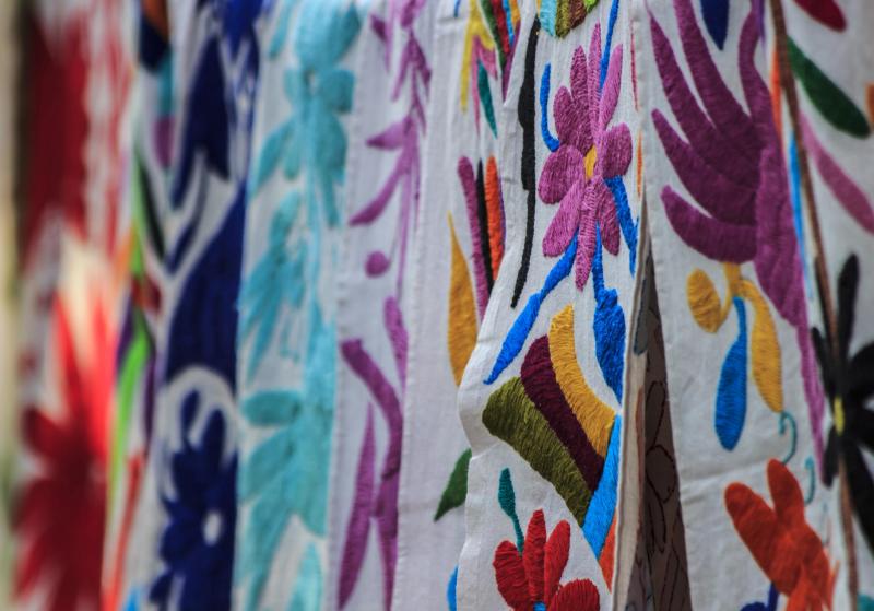 <p>Muster indigener Textilien aus Tenango de Doria: Luxusmodemarken sowie globale Fast-Fashion-Ketten haben mehrmals diese Muster für ihre Produkte kopiert - ohne Absprache mit den Gemeinden und ohne Zahlung.</p>