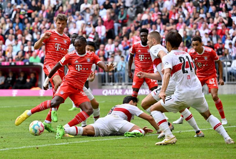 <p>Münchens Mathys Tel (links) versucht den Ball ins Tor vom VfB Stuttgart zu schießen.</p>