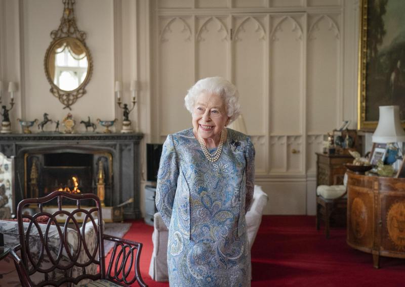 <p>Königin Elizabeth II. von Großbritannien lächelte im April 2022, während sie den Schweizer Präsident Cassis und seine Frau während einer Audienz auf Schloss Windsor empfing.</p>