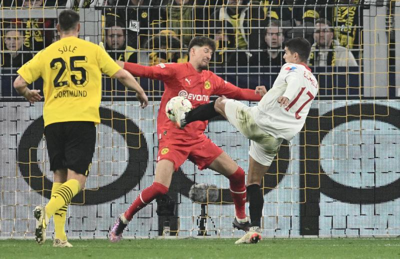 <p>Sevillas Erik Lamela (rechts) schießt auf Dortmunds Torwart Gregor Kobel. Dortmunds Niklas Suele schaut nur zu.</p>