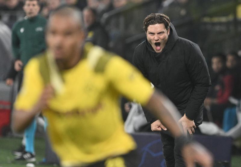 <p>Dortmunds Trainer Edin Terzic schreit hinter Dortmunds Donyell Malen her.</p>
