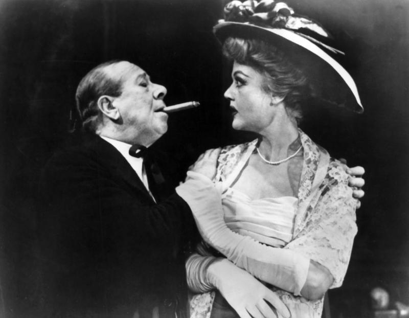 <p>Angela Lansbury bei ihrem Broadway Debut im Jahr 1957 mit Bert Lahr in dem Stück „Hotel Paradiso“.</p>