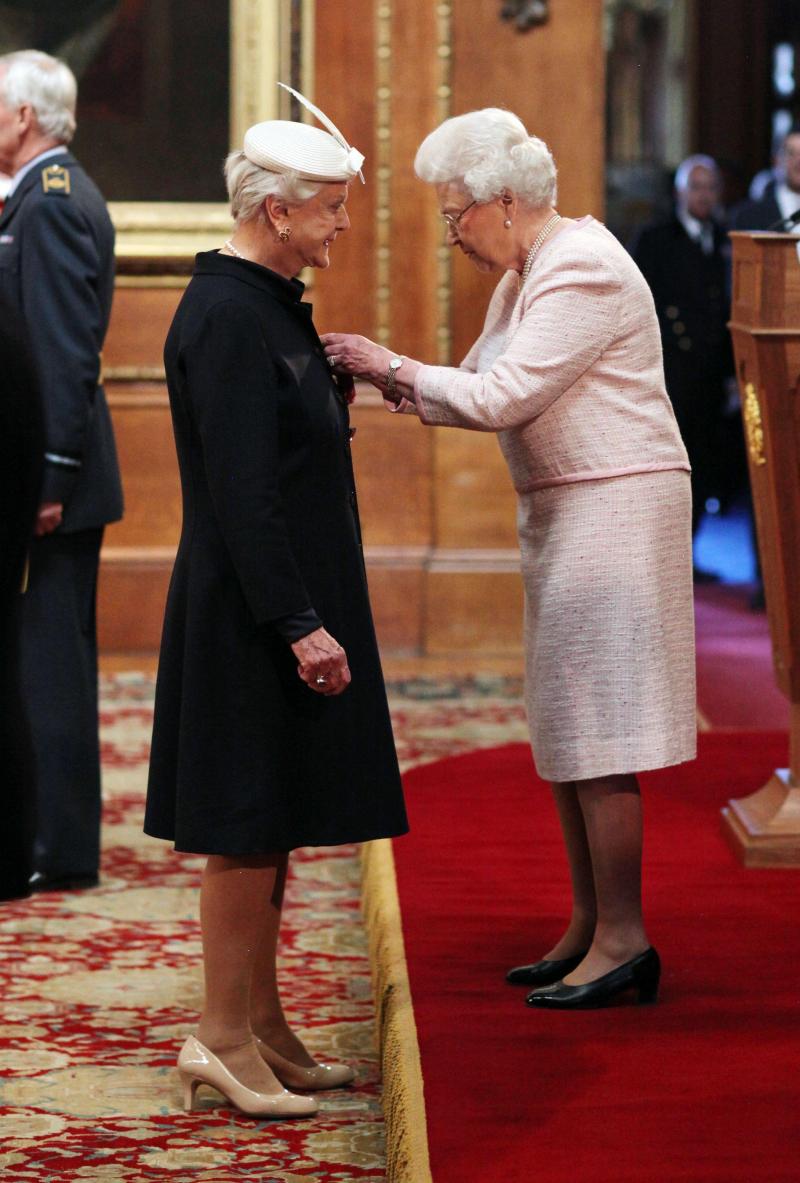 <p>Angela Lansbury wurde im April 2014 von Königin Elizabeth II. während einer Zeremonie auf Schloss Windsor zur Dame Commander ernannt.</p>