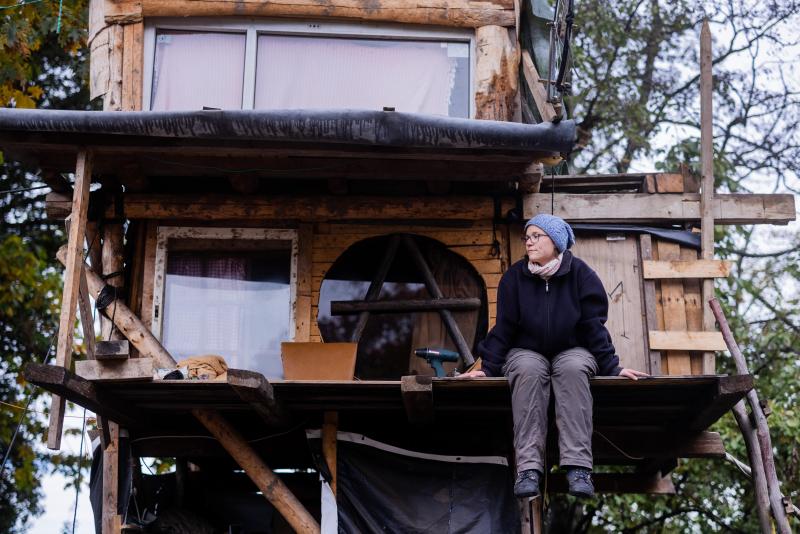 <p>Mara Sauer sitzt auf der Veranda eines Baumhauses im Protestcamp: „Wenn wir uns zusammen tun, können wir krasse Sachen erreichen.“</p>
