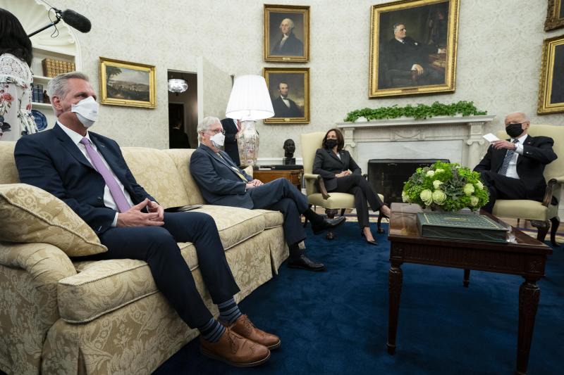 <p>Kevin McCarthy (l-r), Minderheitsführer im US-Repräsentantenhaus, Mitch McConnell, Minderheitenführer im Senat, Kamala Harris, Vizepräsidentin der USA, und Joe Biden, Präsident der USA, sitzen bei einem Treffen im Oval Office des Weißen Hauses.</p>