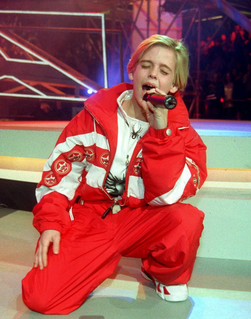 <p>Teenie-Idol Aaron Carter kniet1999 während der „Bravo Super Show“ in Köln auf der Bühne.</p>