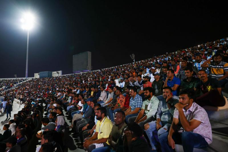 <p>In dem Cricket-Stadion, offiziell heißt es „Fan-Zone Industrial Area“, verfolgen jeden Abend tausende ausländische Arbeiter die Spiele der Fußballweltmeisterschaft.</p>