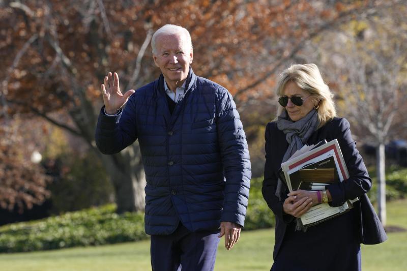 <p>Joe Biden (links), Präsident der USA, winkt, während er und die First Lady, Jill Biden, auf dem südlichen Rasen des Weißen Hauses spazieren gehen.</p>