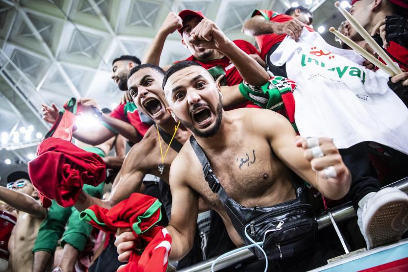 <p>Die marokkanische Nationalmannschaft hat mit dem Einzug ins WM-Halbfinale Geschichte geschrieben. Fans weltweit feierten den Erfolg.</p>